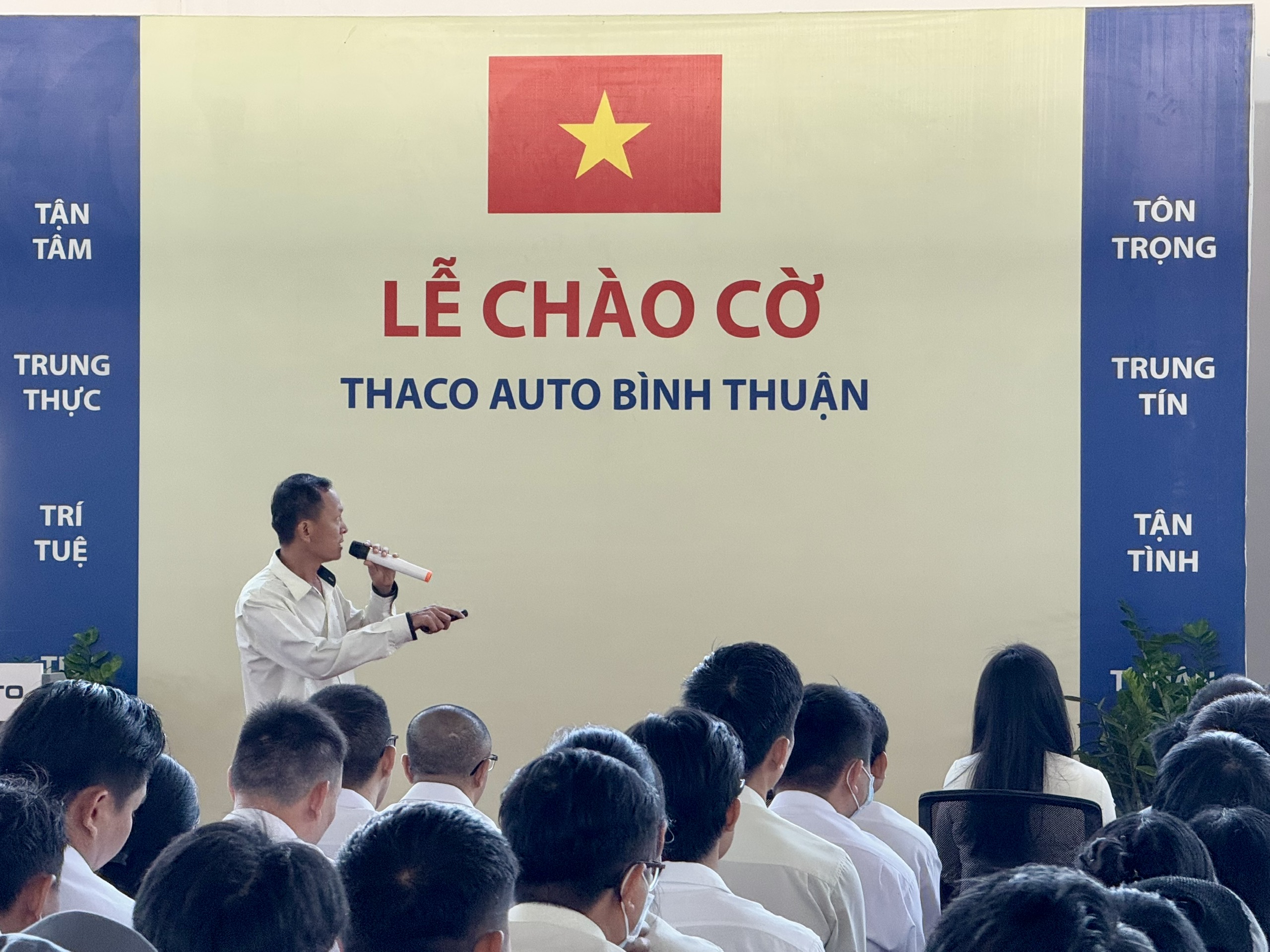 THACO AUTO Bình Thuận tổ chức lễ chào cờ đầu tiên trong năm 2025